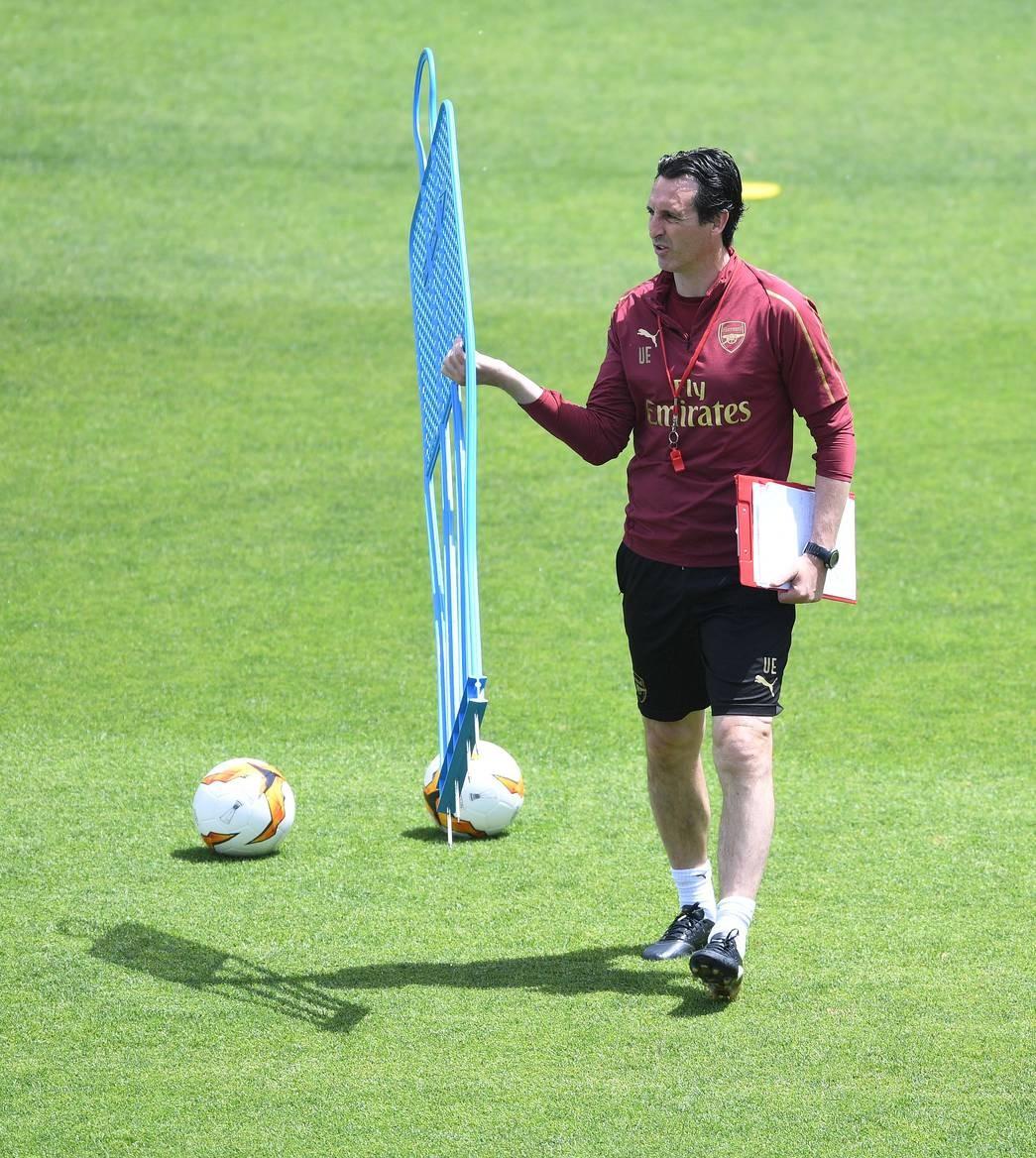 Месут Озиль и "Арсенал" провели первую тренировку в Баку (ФОТО)