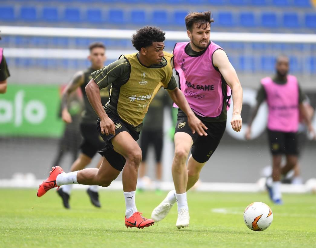 Месут Озиль и "Арсенал" провели первую тренировку в Баку (ФОТО)