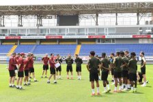 Месут Озиль и "Арсенал" провели первую тренировку в Баку (ФОТО)