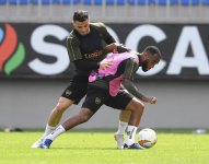 Месут Озиль и "Арсенал" провели первую тренировку в Баку (ФОТО)