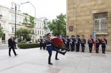 Президент Ильхам Алиев посетил памятник, установленный в честь Азербайджанской Демократической Республики (ФОТО)