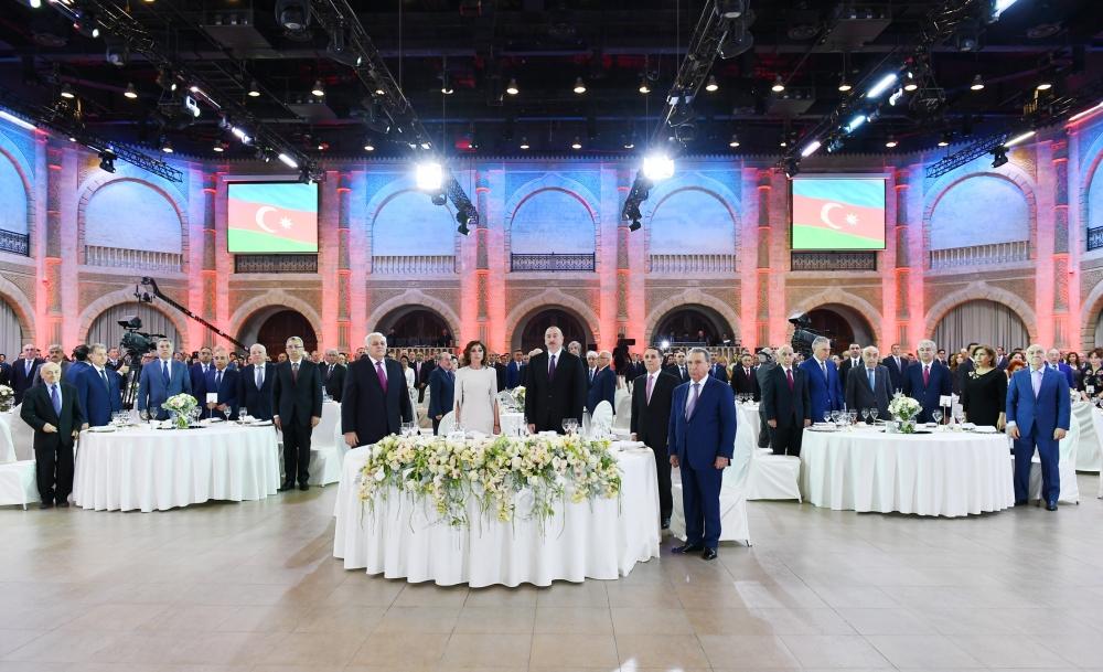 Президент Ильхам Алиев и Первая леди Мехрибан Алиева приняли участие в официальном приеме по случаю Дня Республики (ФОТО) (версия 2)