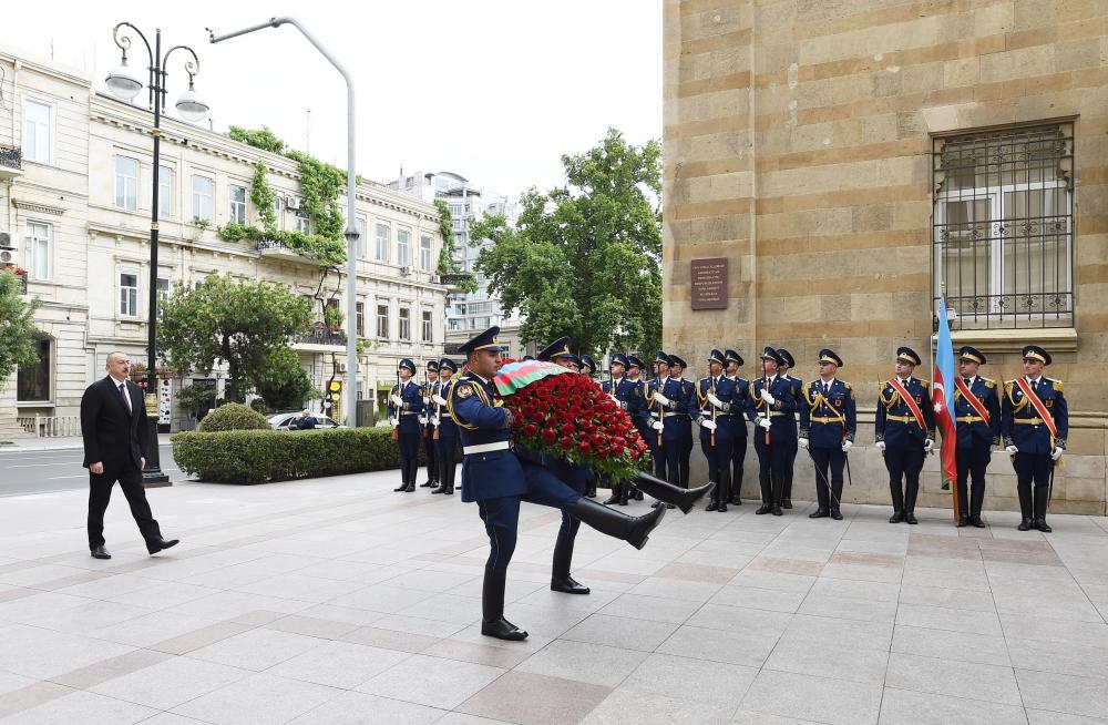 Президент Ильхам Алиев посетил памятник, установленный в честь Азербайджанской Демократической Республики (ФОТО)