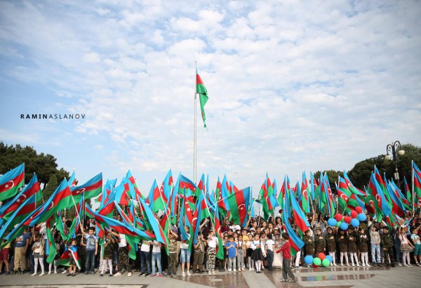 На Бульваре прошел флешмоб с флагами Азербайджана "Вместе исполним Гимн" (ВИДЕО/ФОТО)