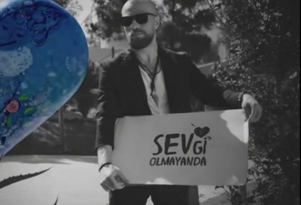 Любовь на бумажных полотнах Рауфа Ахмедова (ВИДЕО)