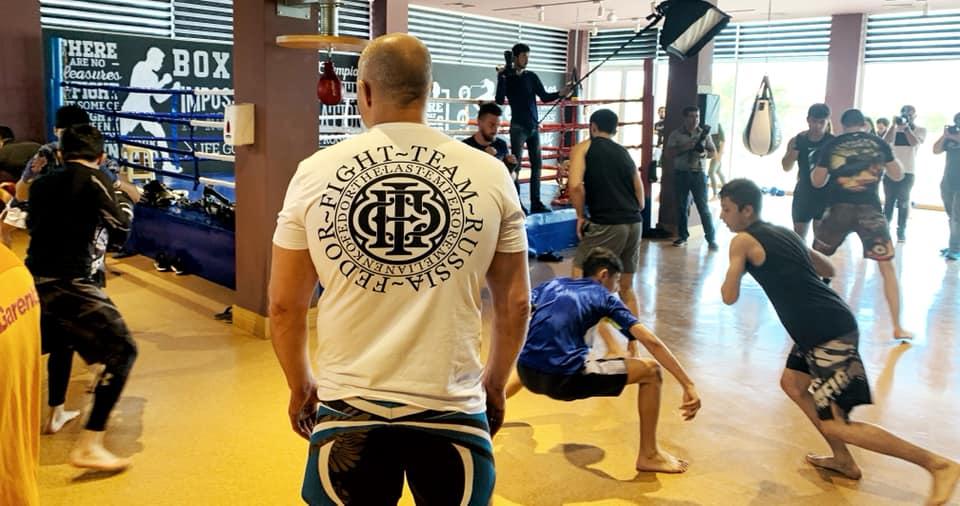 Федор Емельяненко показал свои секреты азербайджанским бойцам (ФОТО)