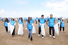 Вице-президент Фонда Гейдара Алиева Лейла Алиева приняла участие в акции по очищению побережья в Бинагадинском районе (ФОТО)