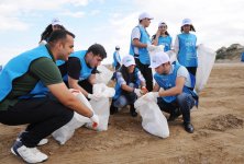 Вице-президент Фонда Гейдара Алиева Лейла Алиева приняла участие в акции по очищению побережья в Бинагадинском районе (ФОТО)
