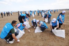 Вице-президент Фонда Гейдара Алиева Лейла Алиева приняла участие в акции по очищению побережья в Бинагадинском районе (ФОТО)