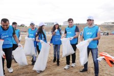 Вице-президент Фонда Гейдара Алиева Лейла Алиева приняла участие в акции по очищению побережья в Бинагадинском районе (ФОТО)