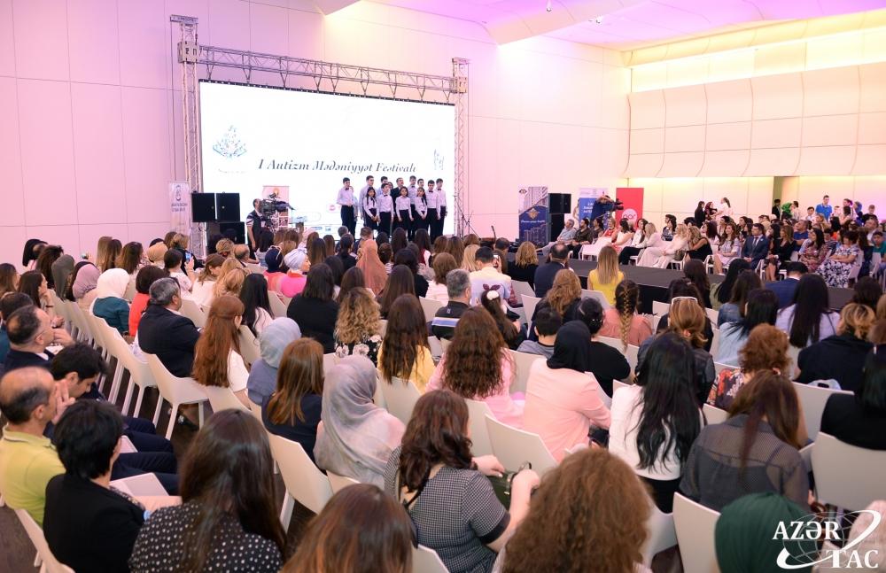 Вице-президент Фонда Гейдара Алиева Лейла Алиева приняла участие в I Фестиваль культуры аутизма для детей с синдромом аутизма (ФОТО)