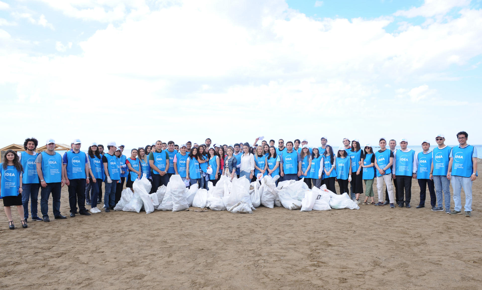 Вице-президент Фонда Гейдара Алиева Лейла Алиева приняла участие в акции по очищению побережья в Бинагадинском районе (ФОТО)