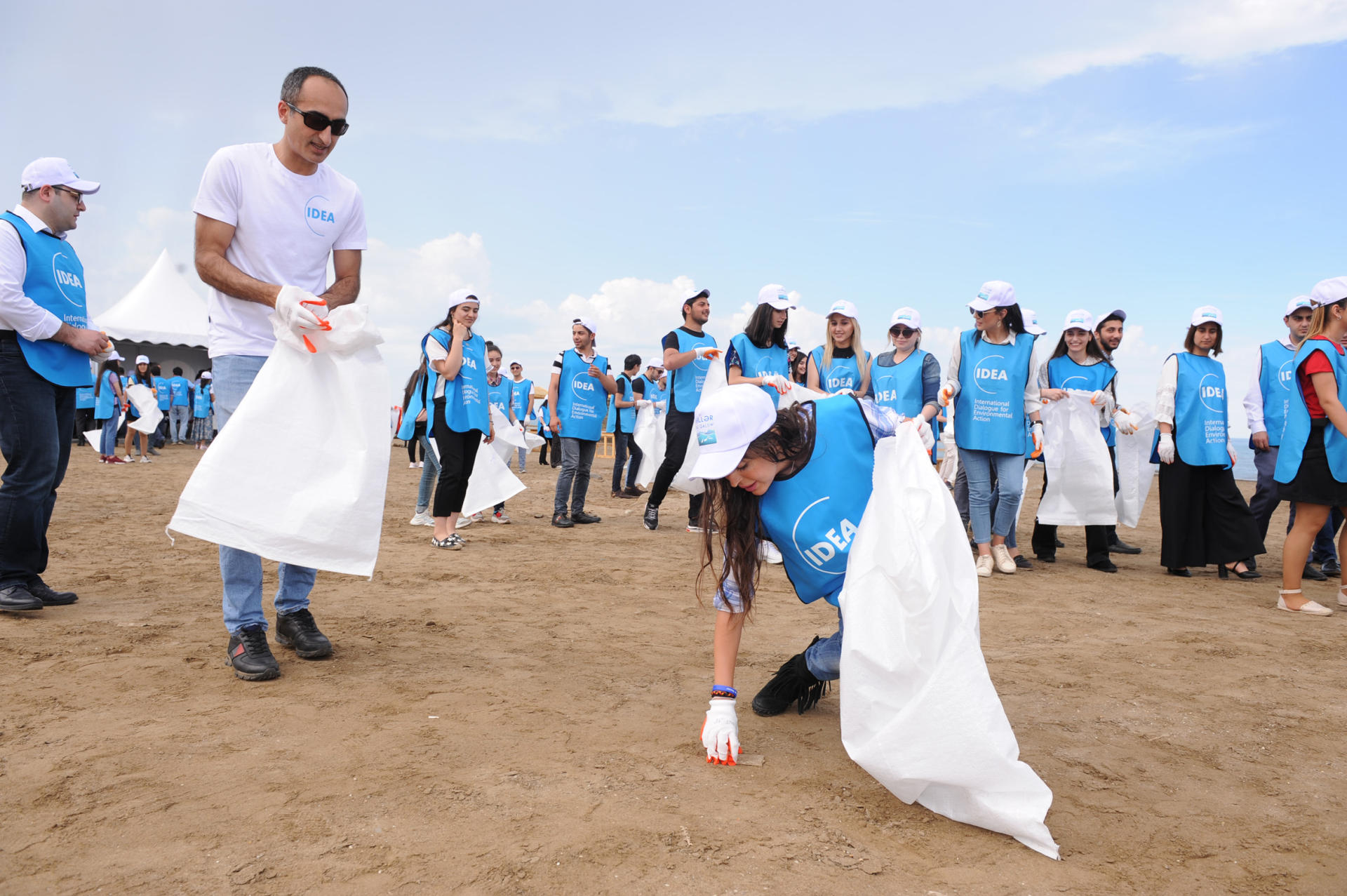 Вице-президент Фонда Гейдара Алиева Лейла Алиева приняла участие в акции по очищению побережья в Бинагадинском районе (ФОТО)