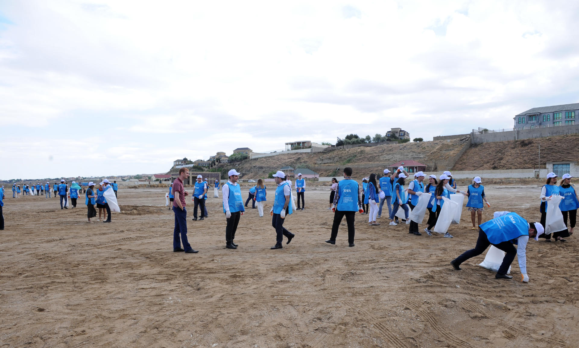 Вице-президент Фонда Гейдара Алиева Лейла Алиева приняла участие в акции по очищению побережья в Бинагадинском районе (ФОТО)