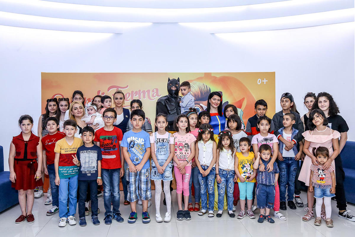 В Баку появилась веселая ферма – звездная корова, крутой бычок и странная курица  (ВИДЕО, ФОТО)