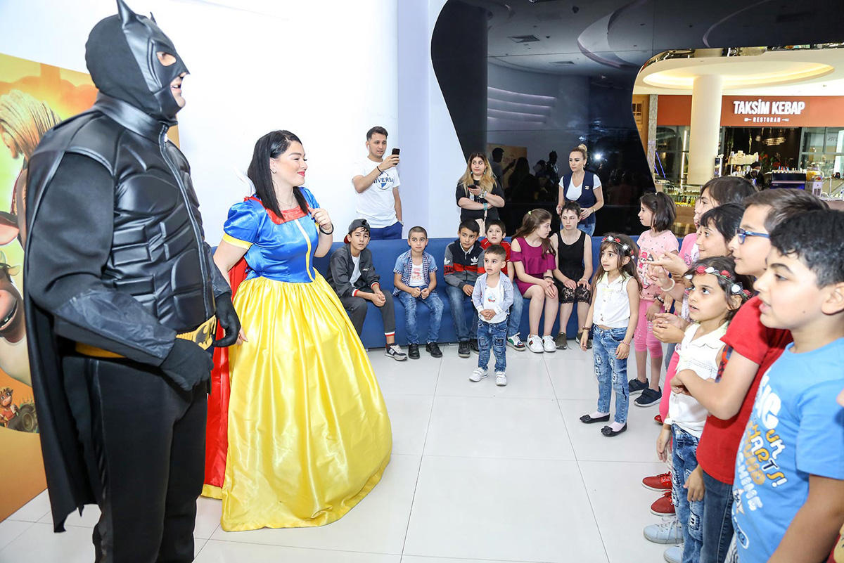 В Баку появилась веселая ферма – звездная корова, крутой бычок и странная курица  (ВИДЕО, ФОТО)