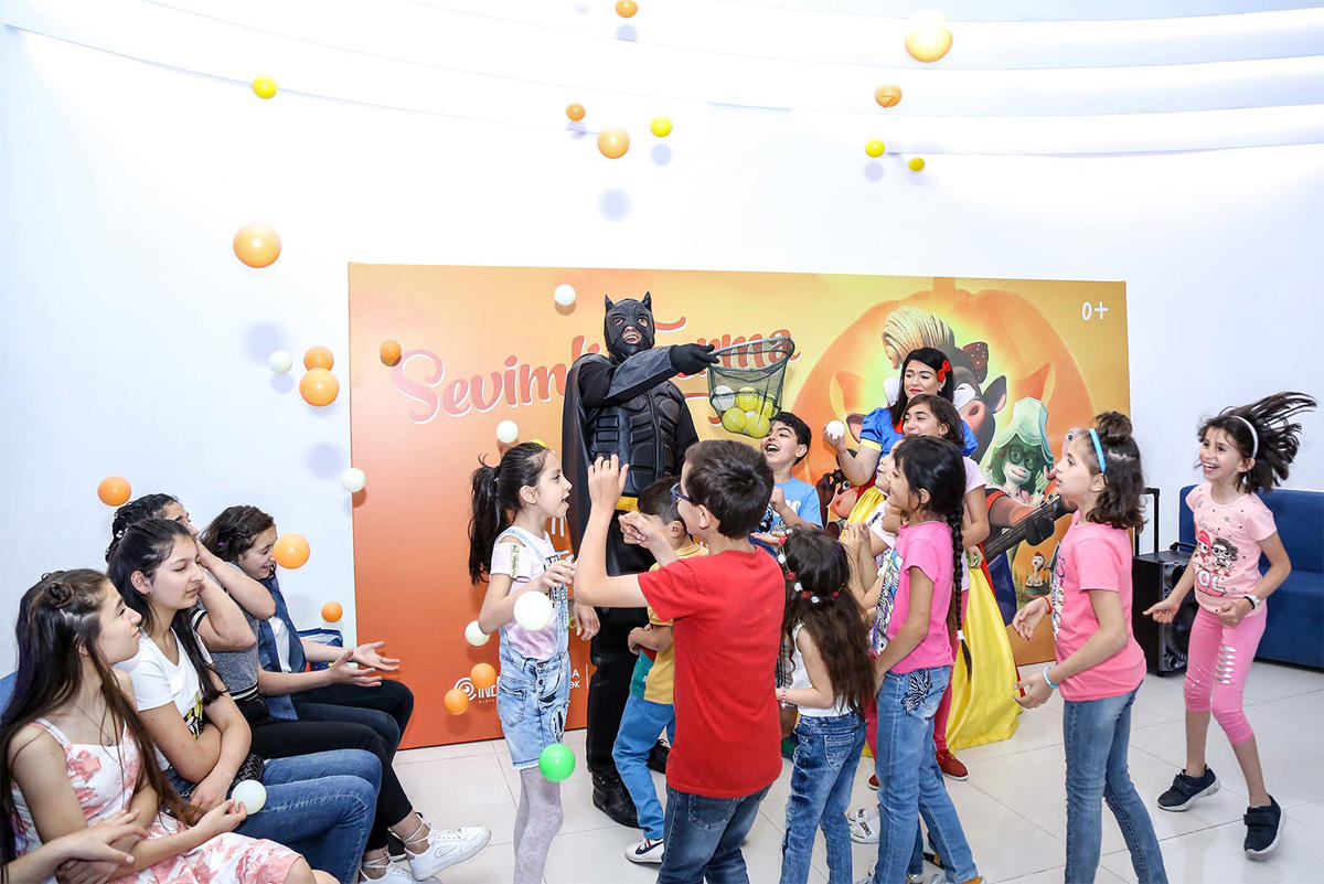 В Баку появилась веселая ферма – звездная корова, крутой бычок и странная курица  (ВИДЕО, ФОТО)