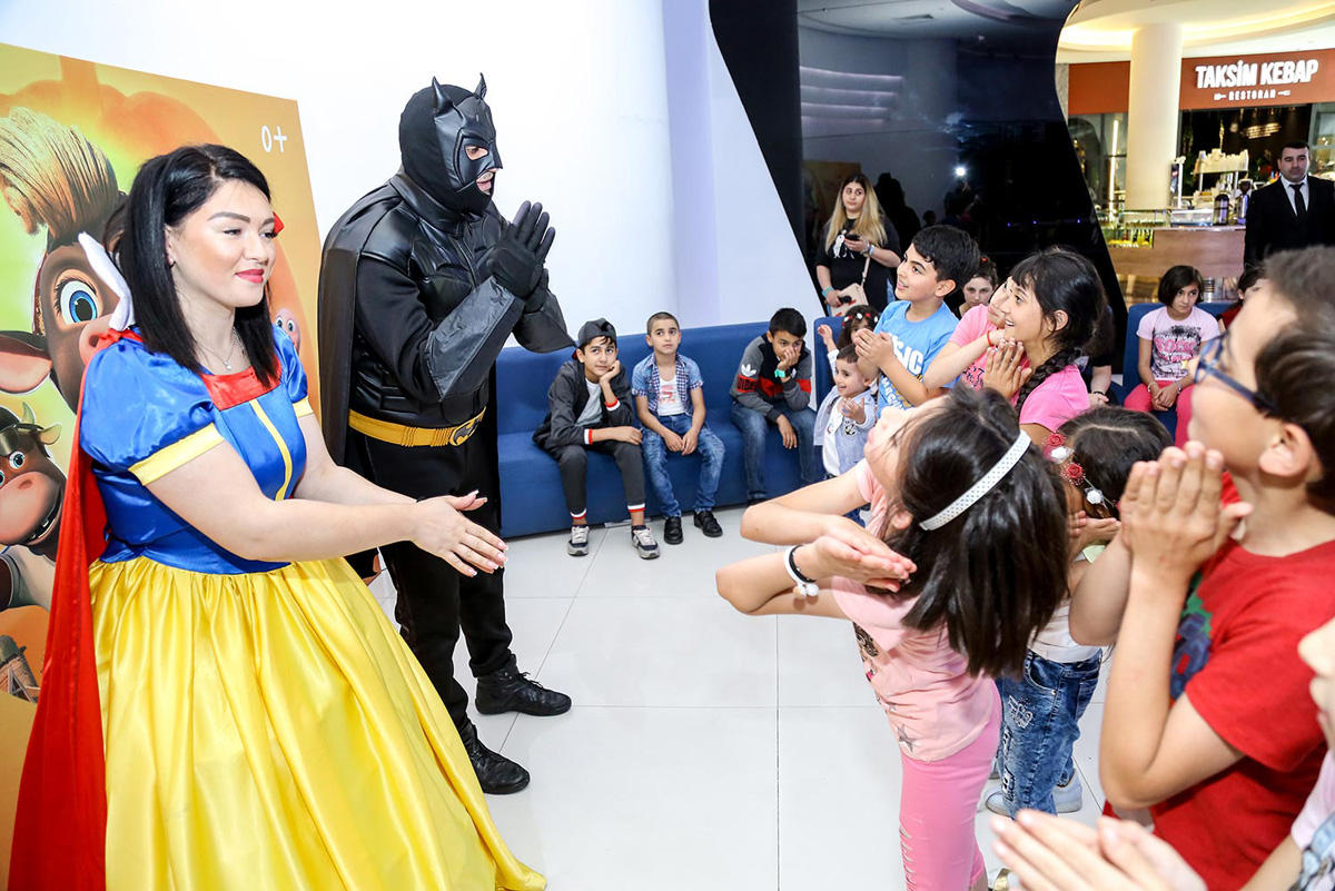 В Баку появилась веселая ферма – звездная корова, крутой бычок и странная курица  (ВИДЕО, ФОТО)