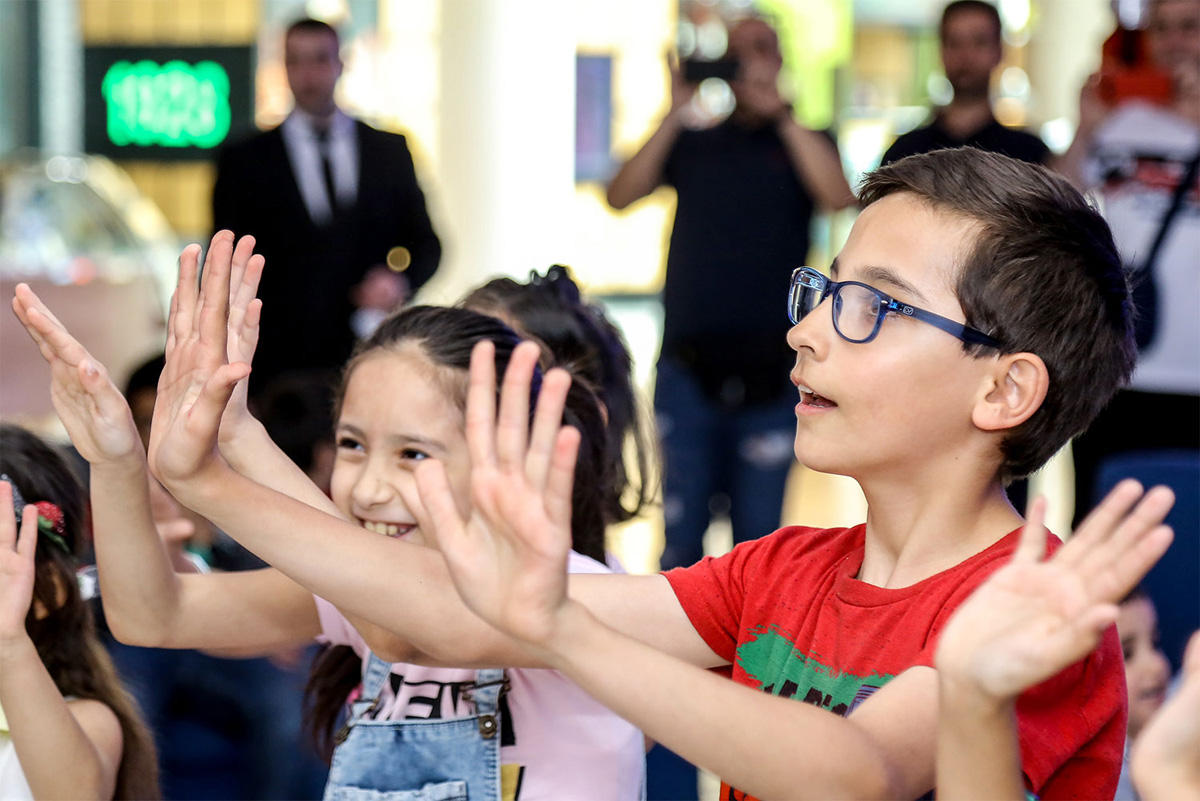 В Баку появилась веселая ферма – звездная корова, крутой бычок и странная курица  (ВИДЕО, ФОТО)