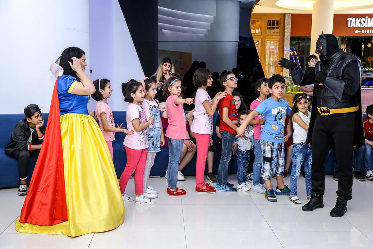 В Баку появилась веселая ферма – звездная корова, крутой бычок и странная курица  (ВИДЕО, ФОТО)