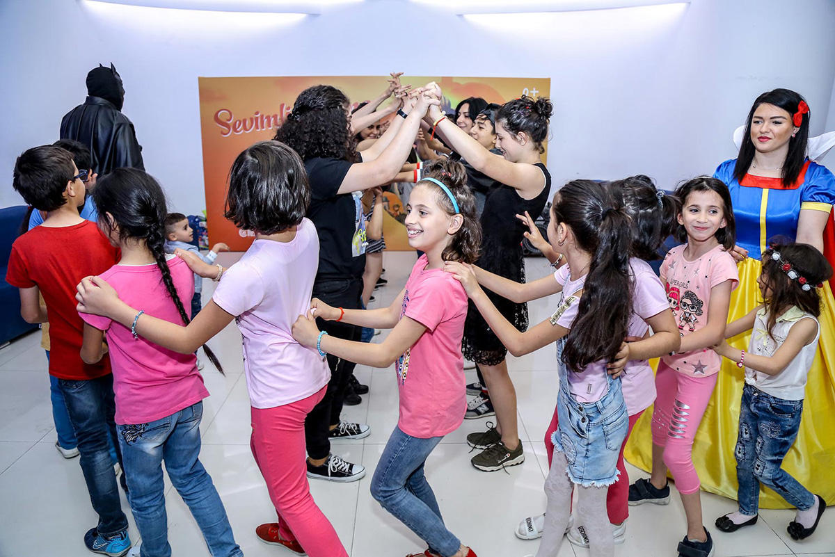 В Баку появилась веселая ферма – звездная корова, крутой бычок и странная курица  (ВИДЕО, ФОТО)