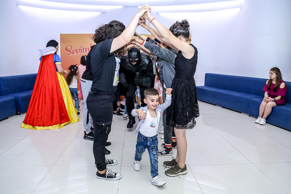 В Баку появилась веселая ферма – звездная корова, крутой бычок и странная курица  (ВИДЕО, ФОТО)