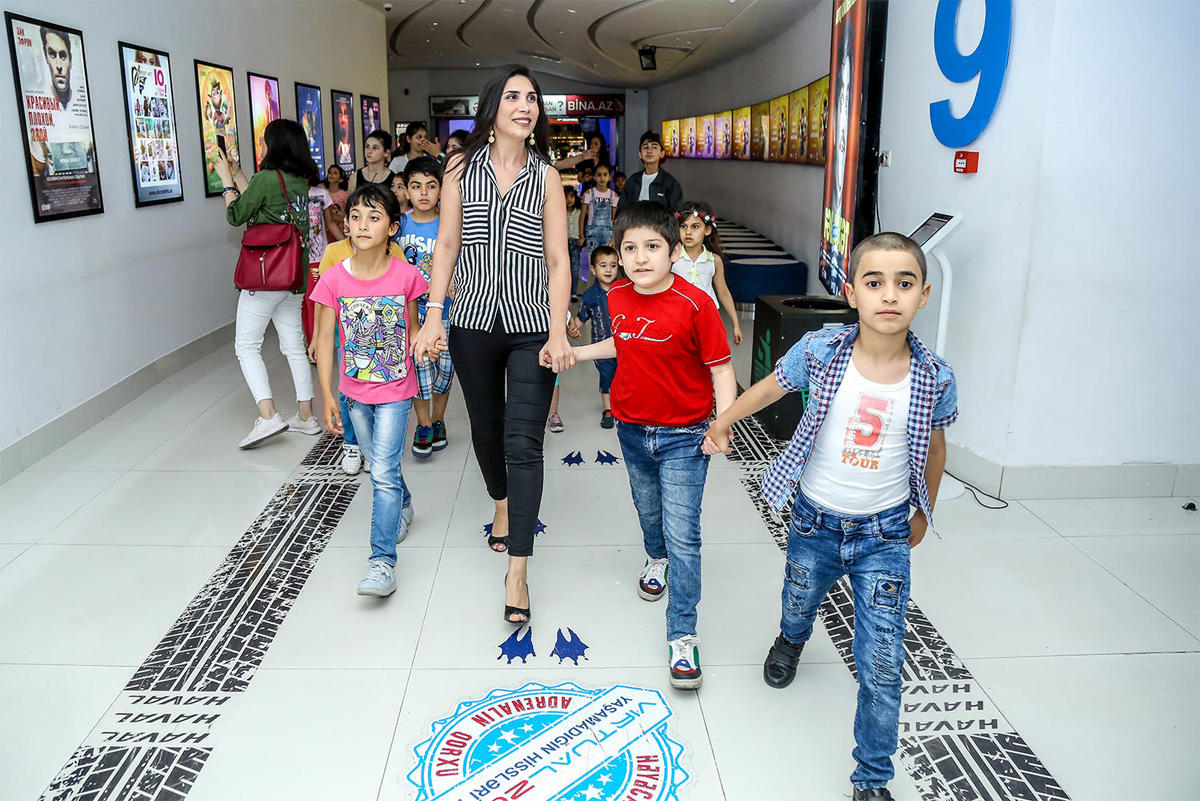 В Баку появилась веселая ферма – звездная корова, крутой бычок и странная курица  (ВИДЕО, ФОТО)