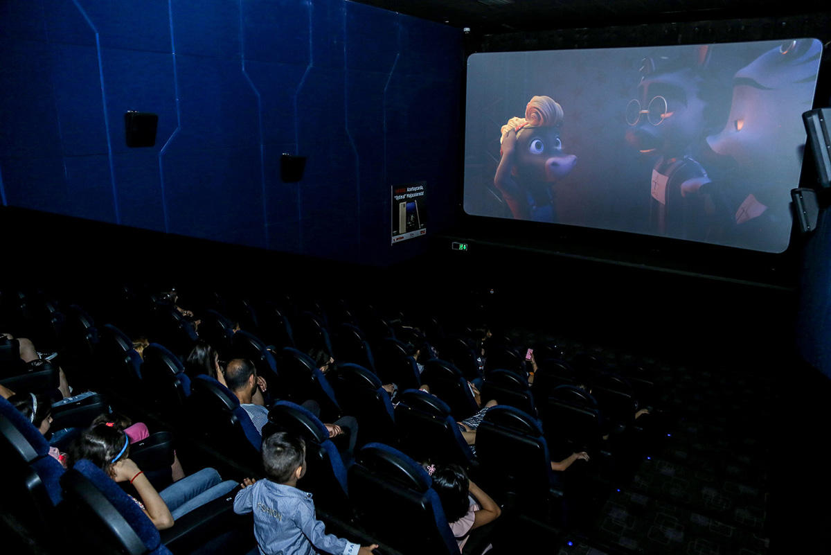 В Баку появилась веселая ферма – звездная корова, крутой бычок и странная курица  (ВИДЕО, ФОТО)