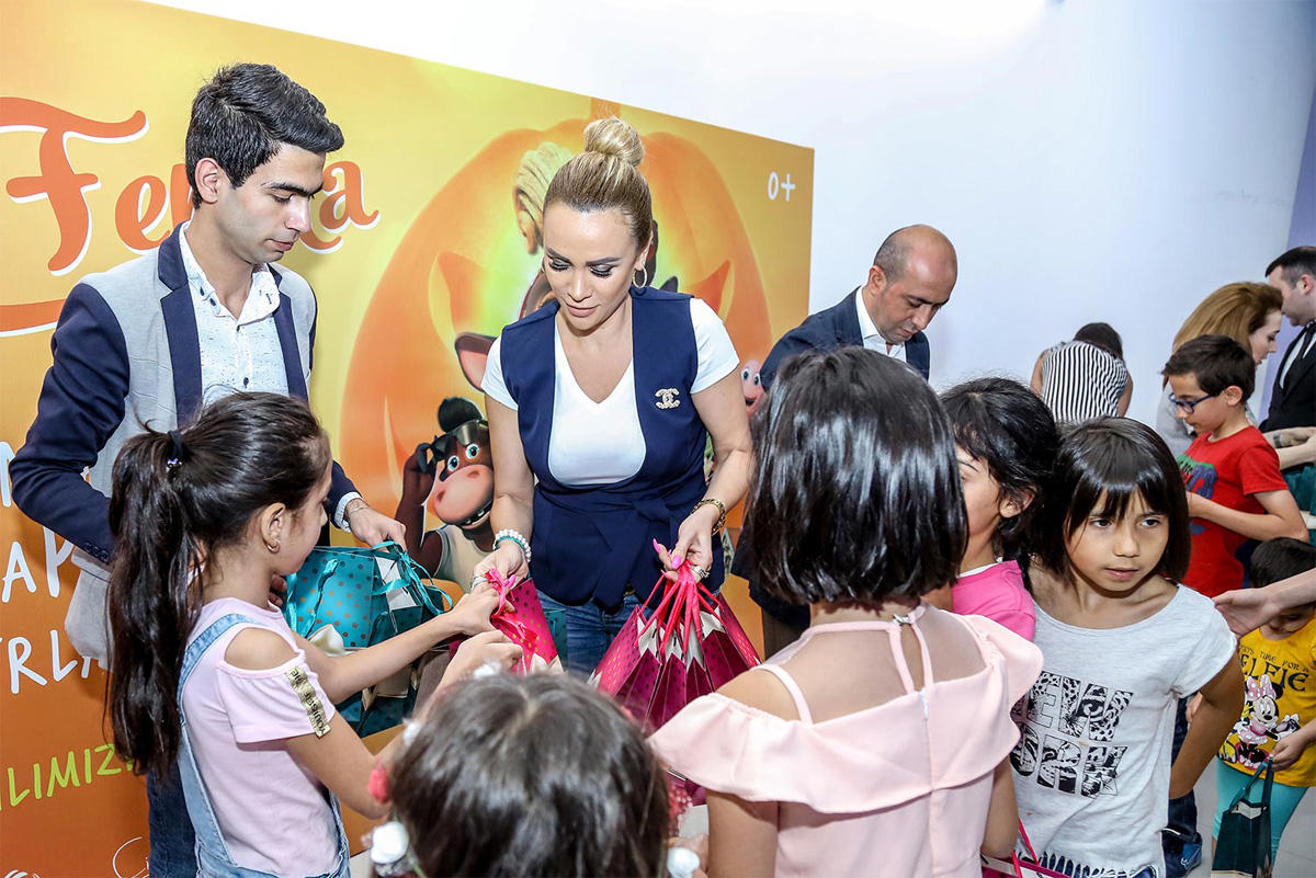 В Баку появилась веселая ферма – звездная корова, крутой бычок и странная курица  (ВИДЕО, ФОТО)