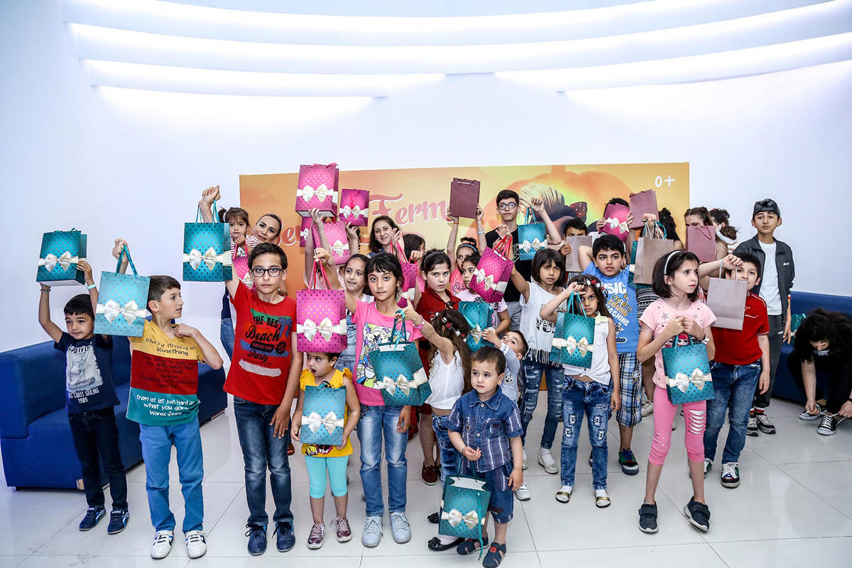 В Баку появилась веселая ферма – звездная корова, крутой бычок и странная курица  (ВИДЕО, ФОТО)