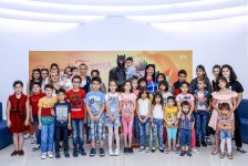 В Баку появилась веселая ферма – звездная корова, крутой бычок и странная курица  (ВИДЕО, ФОТО)