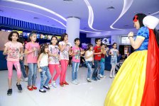 В Баку появилась веселая ферма – звездная корова, крутой бычок и странная курица  (ВИДЕО, ФОТО)