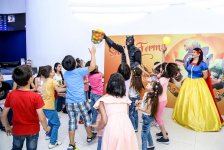 В Баку появилась веселая ферма – звездная корова, крутой бычок и странная курица  (ВИДЕО, ФОТО)