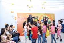 В Баку появилась веселая ферма – звездная корова, крутой бычок и странная курица  (ВИДЕО, ФОТО)