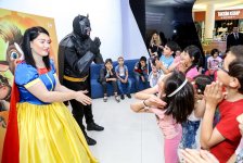 В Баку появилась веселая ферма – звездная корова, крутой бычок и странная курица  (ВИДЕО, ФОТО)