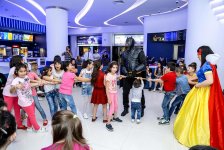 В Баку появилась веселая ферма – звездная корова, крутой бычок и странная курица  (ВИДЕО, ФОТО)