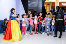 В Баку появилась веселая ферма – звездная корова, крутой бычок и странная курица  (ВИДЕО, ФОТО)