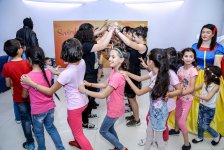 В Баку появилась веселая ферма – звездная корова, крутой бычок и странная курица  (ВИДЕО, ФОТО)