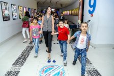 В Баку появилась веселая ферма – звездная корова, крутой бычок и странная курица  (ВИДЕО, ФОТО)