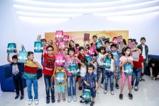 В Баку появилась веселая ферма – звездная корова, крутой бычок и странная курица  (ВИДЕО, ФОТО)