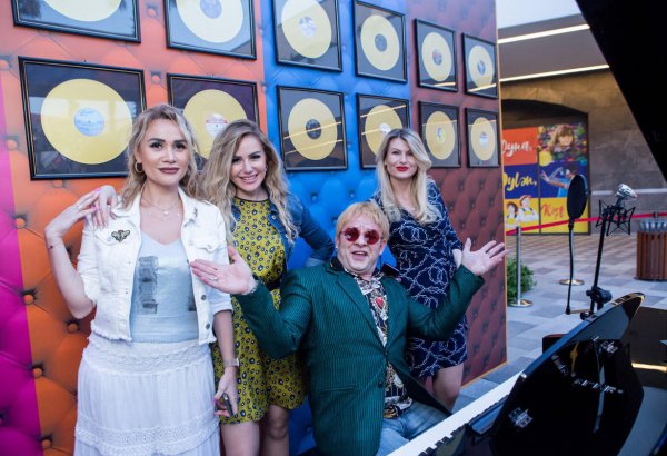 "Натуральный" Элтон Джон открыл летний сезон в Баку (ВИДЕО, ФОТО)