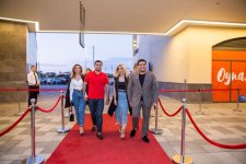 "Натуральный" Элтон Джон открыл летний сезон в Баку (ВИДЕО, ФОТО)