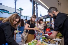 "Натуральный" Элтон Джон открыл летний сезон в Баку (ВИДЕО, ФОТО)