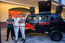 "Натуральный" Элтон Джон открыл летний сезон в Баку (ВИДЕО, ФОТО)