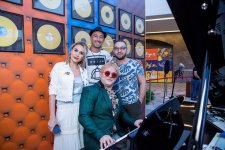 "Натуральный" Элтон Джон открыл летний сезон в Баку (ВИДЕО, ФОТО)