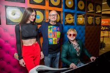 "Натуральный" Элтон Джон открыл летний сезон в Баку (ВИДЕО, ФОТО)