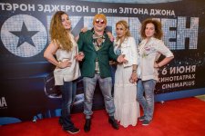 "Натуральный" Элтон Джон открыл летний сезон в Баку (ВИДЕО, ФОТО)