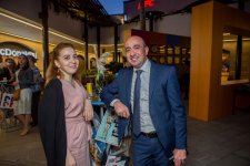 "Натуральный" Элтон Джон открыл летний сезон в Баку (ВИДЕО, ФОТО)