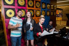 "Натуральный" Элтон Джон открыл летний сезон в Баку (ВИДЕО, ФОТО)