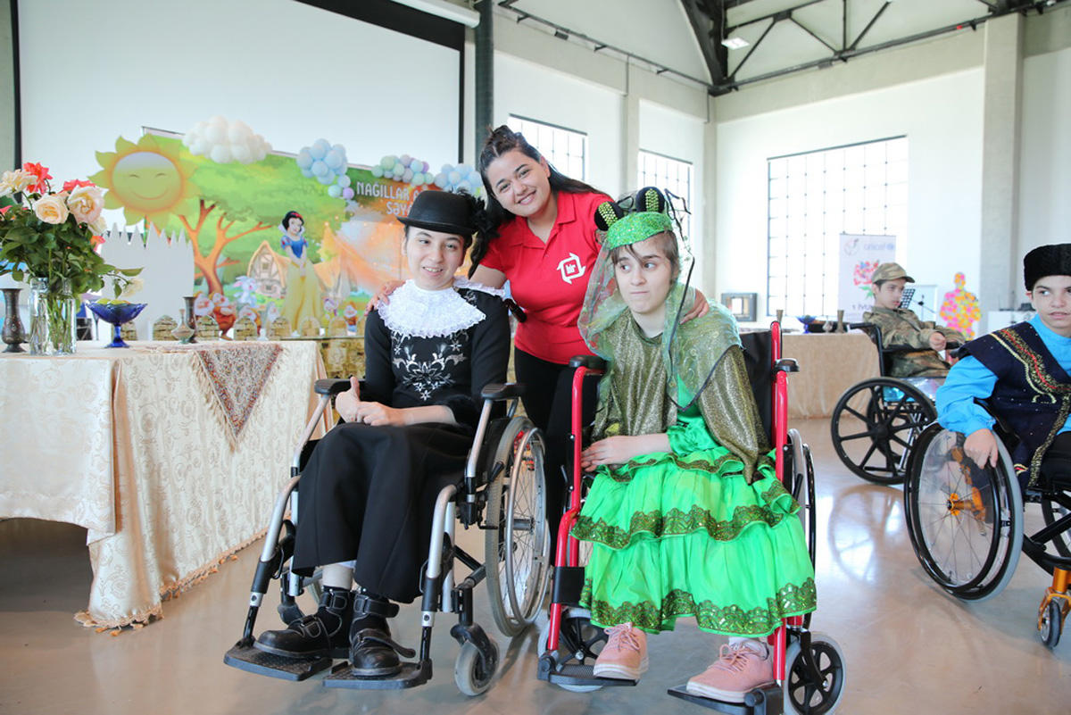 Азербайджанские дети-паралимпийцы в сказках народов мира (ФОТО)